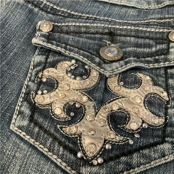 Antique Rivet Women’s Raw Hem Embellished Jeans Size 28 - Picture 6 of 15